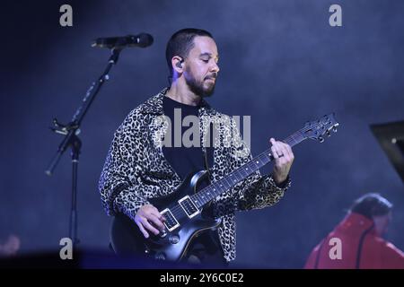 Londra, Regno Unito. 24 settembre 2024. LONDRA, INGHILTERRA - 24 SETTEMBRE: Mike Shinoda di "Linkin Park" si esibisce all'O2 Arena di Greenwich il 24 settembre 2024 a Londra, Inghilterra. CAP/Mar © Mar/Capital Pictures credito: Capital Pictures/Alamy Live News Foto Stock