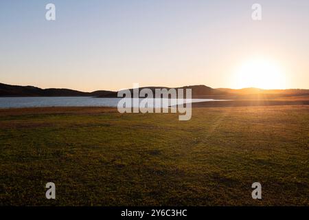 il sole sta tramontando e proietta un caldo bagliore sul paesaggio Foto Stock