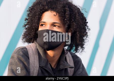 adolescente in maschera protettiva per la prevenzione dell'influenza Foto Stock