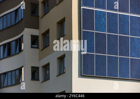 Edificio con molti pannelli solari. Energia solare rinnovabile. Generatore alternativo Energy Efficient House utilizza l'energia solare del sole Foto Stock