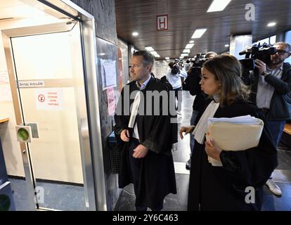 Avvocato Alexandre Wilmotte e avvocato Hayat Karim nella foto durante la decisione della camera del consiglio nel fascicolo del caso Chovanec, nel tribunale di Charleroi, mercoledì 25 settembre 2024. Il pubblico ministero ha chiesto il licenziamento dei 31 accusati, mentre il partito civile ha chiesto il rinvio del caso ai tribunali. Jozef Chovanec morì il 27 febbraio 2018 all'ospedale Marie Curie di Charleroi, dove era stato trasferito a seguito di un infarto il 24 febbraio. Delirante, questo cittadino slovacco era stato brutalmente trattenuto da vari agenti di polizia in una cella dell'aria di Charleroi Foto Stock