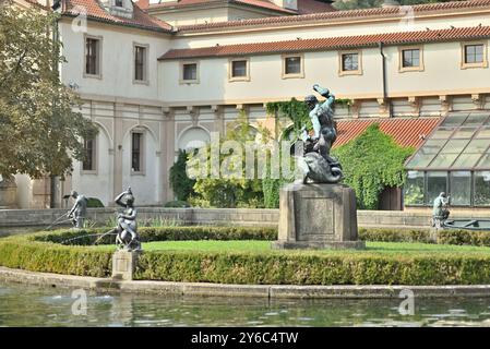 Giardino Waldstein e Palazzo Wallenstein barocco che ospita il Senato della Repubblica Ceca, a Mala strana, Praga, Cechia Foto Stock