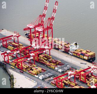 Un drone di spedizione container a Seaforth Docks, Liverpool, Merseyside, Inghilterra nord-occidentale, Regno Unito Foto Stock