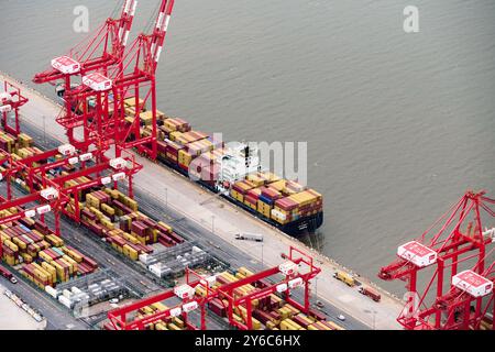 Un drone di spedizione container a Seaforth Docks, Liverpool, Merseyside, Inghilterra nord-occidentale, Regno Unito Foto Stock