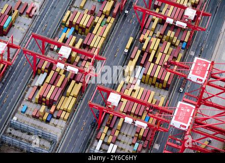 Un drone di spedizione container a Seaforth Docks, Liverpool, Merseyside, Inghilterra nord-occidentale, Regno Unito Foto Stock