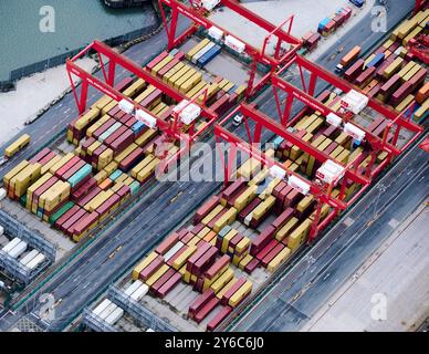 Un drone di spedizione container a Seaforth Docks, Liverpool, Merseyside, Inghilterra nord-occidentale, Regno Unito Foto Stock