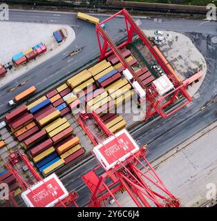 Un drone di spedizione container a Seaforth Docks, Liverpool, Merseyside, Inghilterra nord-occidentale, Regno Unito Foto Stock