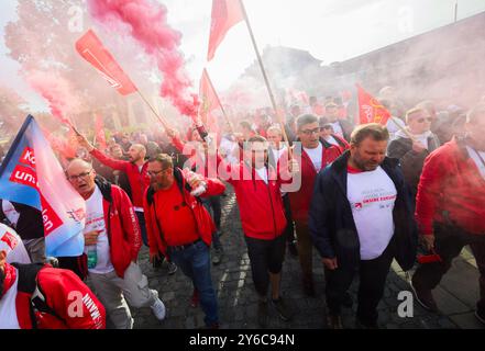 Hannover, Germania. 25 settembre 2024. I dipendenti della Volkswagen manifestano davanti al Palazzo Herrenhausen prima dell'inizio dei negoziati collettivi tra Volkswagen e IG Metall. Credito: Julian Stratenschulte/dpa/Alamy Live News Foto Stock