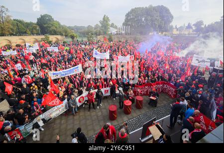 Hannover, Germania. 25 settembre 2024. I dipendenti della Volkswagen manifestano davanti al Palazzo Herrenhausen prima dell'inizio dei negoziati collettivi tra Volkswagen e IG Metall. Credito: Julian Stratenschulte/dpa/Alamy Live News Foto Stock