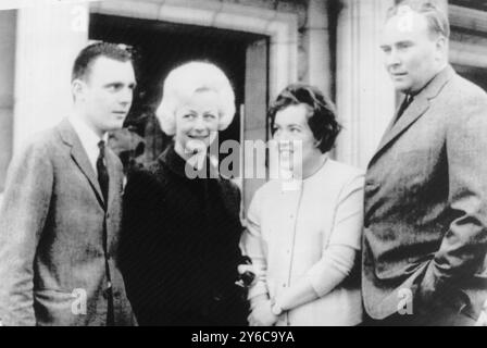 MOTOR RALLY MONTE CARLO - ERIC CARLSSON, GUNNAR PALM, PAT MOSS-CARLSSON E URSULA WIRTH A MONTE CARLO; 22 GENNAIO 1964 Foto Stock