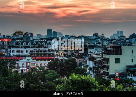 Vista ad alto livello della città vecchia di Hanoi (Vietnam del Nord) vicino al lago Hoan Kiem, al tramonto. Tramonto, spettacolare, splendido, spettacolare, tropicale, caldo, meraviglioso, Foto Stock