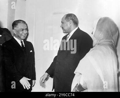 SAYED AMIN AHMED HUSSEIN CON LA MOGLIE LICENCIADO DON ANTONIO ARMENDARIZ A LONDRA / ; 9 GENNAIO 1964 Foto Stock