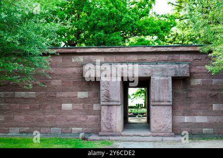 Cimitero militare tedesco a Langemark, Belgio. Ingresso al luogo di sepoltura di 44.000 soldati tedeschi uccisi nella prima guerra mondiale. Foto Stock