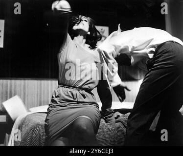 ANNE BANCROFT E PETER FINCH CHE PROVANO SUL PALCO / ; 24 DICEMBRE 1963 Foto Stock