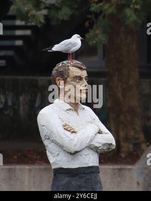 Eine Möwe steht auf dem Kopf einer Holzfigur im Bergedorfer Hafen. *** Un gabbiano si erge sulla testa di una figura di legno nel porto di Bergedorf Foto Stock