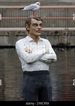 Eine Möwe steht auf dem Kopf einer Holzfigur im Bergedorfer Hafen. *** Un gabbiano si erge sulla testa di una figura di legno nel porto di Bergedorf Foto Stock