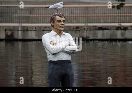 Eine Möwe steht auf dem Kopf einer Holzfigur im Bergedorfer Hafen. *** Un gabbiano si erge sulla testa di una figura di legno nel porto di Bergedorf Foto Stock