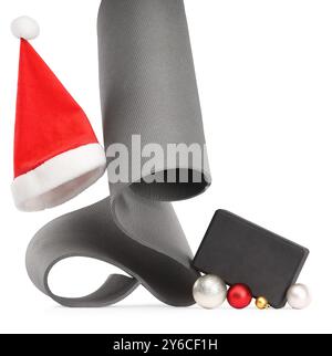 Tappetino per yoga, blocco, cappello di Babbo Natale e baule isolati su bianco Foto Stock