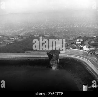 DAM BALDWIN HILLS RESEVOIR BREECHED WALL IN LOS ANGELES; 17 DICEMBRE 1963 Foto Stock