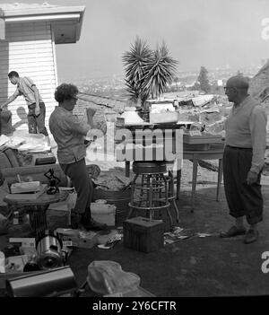 DAM BALDWIN HILLS RESEVOIR BREECHED WALL IN LOS ANGELES - RESIDENTS SORT BAVINGS ; 17 DICEMBRE 1963 Foto Stock