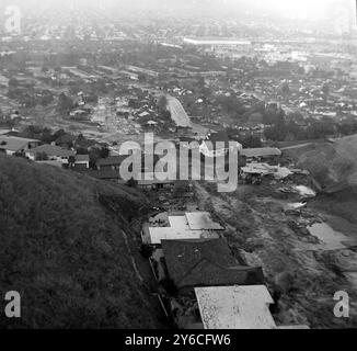 DAM BALDWIN HILLS RESEVOIR BREECHED WALL IN LOS ANGELES; 17 DICEMBRE 1963 Foto Stock