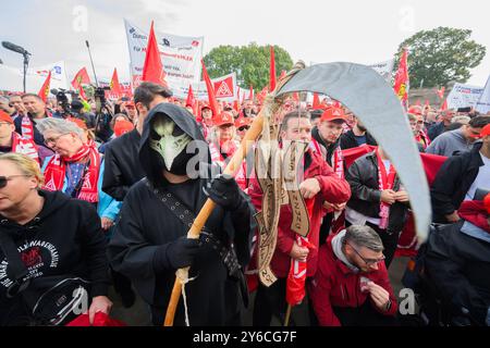 Hannover, Germania. 25 settembre 2024. I dipendenti della Volkswagen manifestano davanti al Palazzo Herrenhausen prima dell'inizio dei negoziati collettivi tra Volkswagen e IG Metall. Credito: Julian Stratenschulte/dpa/Alamy Live News Foto Stock