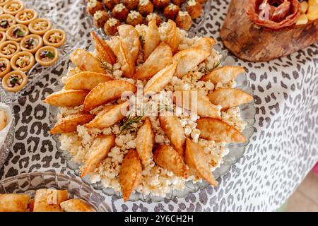 Un delizioso assortimento di antipasti con empanadas, crostate e salumi. Foto Stock