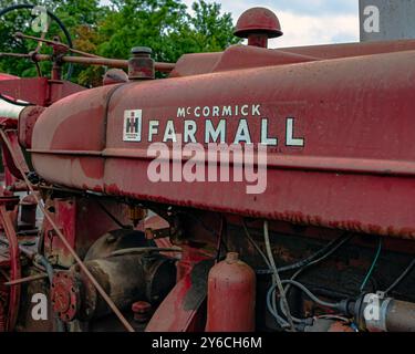 Glendale, Kentucky, USA - 22 giugno 2017: Primo piano estremo di un antico trattore McCormick Farmall H con ruote in acciaio. Questo modello di trattore è stato costruito Foto Stock