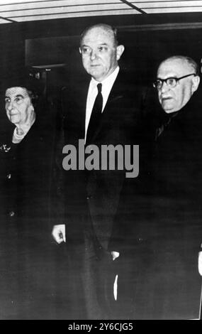 IL MINISTRO DEGLI ESTERI ISRAELIANO GOLDA MEIR, IL PRESIDENTE SHAZAR E IL SEGRETARIO DI STATO AMERICANO DEAN RUSK ARRIVANO PER IL FUNERALE DI KENNEDY A WASHINGTON / ; 25 NOVEMBRE 1963 Foto Stock