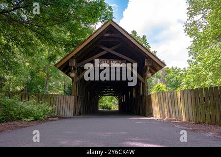 Gadsden, Alabama, USA - 20 maggio 2017: Il Gilliland-Reese Covered Bridge al Noccalula Falls Park. Originariamente costruito nel 1899 presso la piantagione Gilliland, Foto Stock