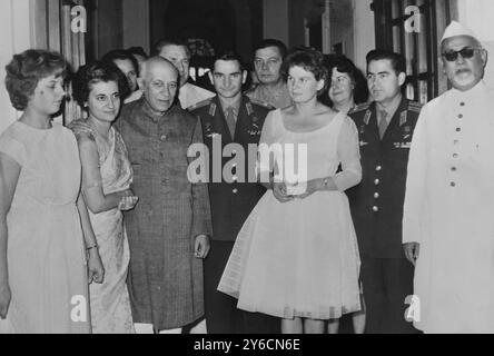 ANDRIEN NIKOLAYEV E VALENTINA TERESHKOVA IN LUNA DI MIELE A NUOVA DELHI, INDIA CON INDHIRA GANDHI, PREMIER NEHRU E NURUDDIN AHMED /; 12 NOVEMBRE 1963 Foto Stock