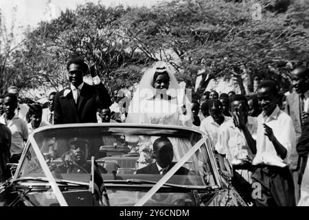 UGANDA PREMIER MILTON OBOTE SPOSA L'EX TIPISTA MIRIA KALULE IN KAMPALA WEDDING / ; 12 NOVEMBRE 1963 Foto Stock