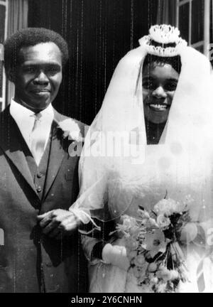 UGANDA PREMIER MILTON OBOTE SPOSA MIRIA KALULE A KAMPALA; 10 NOVEMBRE 1963 Foto Stock