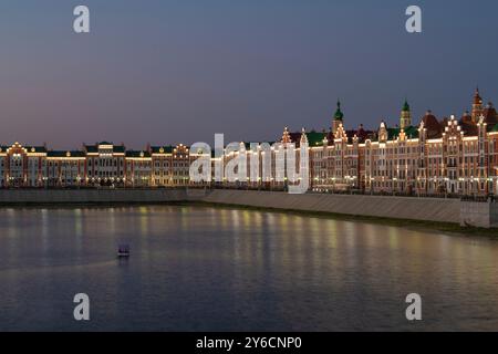 YOSHKAR-OLA, RUSSIA - 31 AGOSTO 2024: Vista dell'argine di Bruges in una serata di agosto Foto Stock