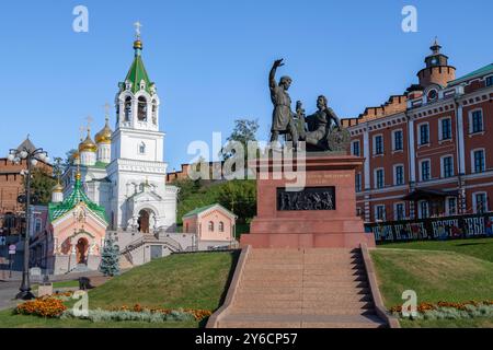 NIZHNY NOVGOROD, RUSSIA - 4 SETTEMBRE 2024: Il monumento "Citizen Minin and Prince Pozharsky - Grateful Russia" nel paesaggio urbano su un assolato Septembe Foto Stock