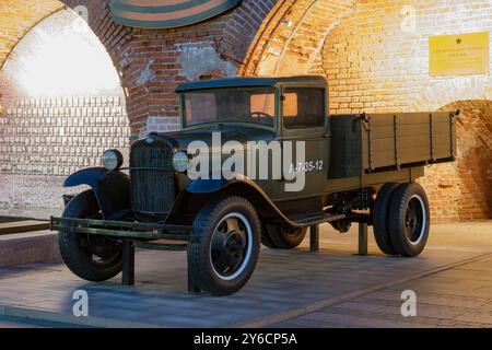 NIZHNY NOVGOROD, RUSSIA - 4 SETTEMBRE 2024: Camion GAZ-AA con illuminazione d'accento notturna. L'esposizione delle attrezzature militari della grande Guerra Patriottica p Foto Stock