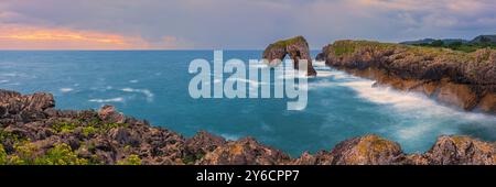 Un'ampia immagine panoramica 3:1 dell'alba a El Castro de las Gaviotas (Castru de las Gaviotas), una delle località più suggestive della costa orientale Foto Stock