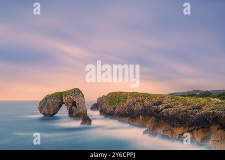 Un'esposizione di 2 minuti all'alba a El Castro de las Gaviotas (Castru de las Gaviotas), uno dei luoghi più suggestivi sulla costa orientale di Astu Foto Stock