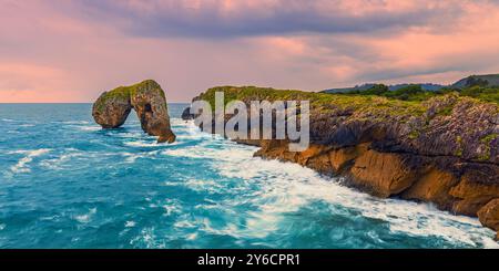 Un'immagine panoramica di 2:1, dell'alba a El Castro de las Gaviotas (Castru de las Gaviotas), uno dei luoghi più suggestivi sulla costa orientale di AS Foto Stock