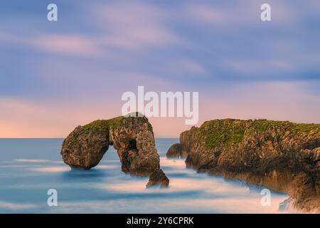 Un'immagine di 90 secondi dell'alba a El Castro de las Gaviotas (Castru de las Gaviotas), uno dei luoghi più suggestivi della costa orientale Foto Stock