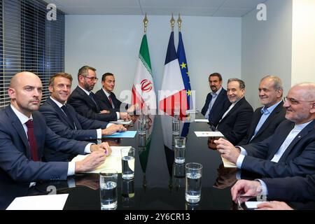 New York, Stati Uniti. 25 settembre 2024. Il presidente iraniano MASOUD PEZESHKIAN (2R) e il presidente francese EMMANUEL MACRON (2L) durante una riunione a margine della 79a sessione dell'Assemblea generale delle Nazioni Unite presso la sede delle Nazioni Unite. (Immagine di credito: © Presidenza iraniana tramite ZUMA Press Wire) SOLO USO EDITORIALE! Non per USO commerciale! Crediti: ZUMA Press, Inc./Alamy Live News Foto Stock