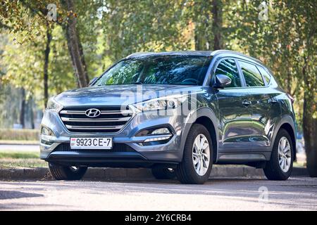 Minsk, Bielorussia - 18 settembre 2024: Hyundai Tucson Premium di terza generazione pre-facelift SUV 2015 2021 blu metallizzato frontale con vista su tre quarti parcheggiato Foto Stock