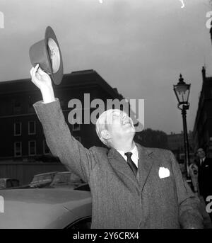 HAROLD MACMILLAN ARRIVA PER LA CAMERA DEI COMUNI A LONDRA / ; 25 OTTOBRE 1963 Foto Stock