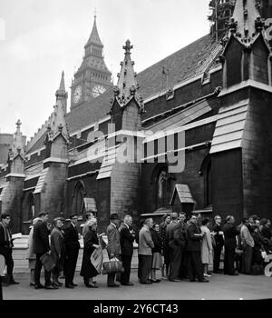 CROWD FUORI DALLA CAMERA DEI COMUNI A LONDRA; 24 OTTOBRE 1963 Foto Stock