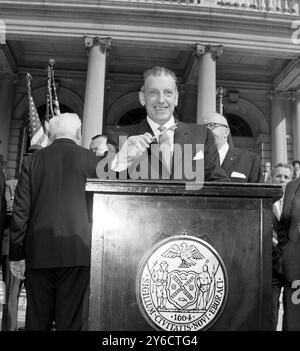 IL PREMIER IRLANDESE SEAN LEMASS CON LA MOGLIE KATHLEEN E ROBERT WAGNER A NEW YORK / ; 18 OTTOBRE 1963 Foto Stock