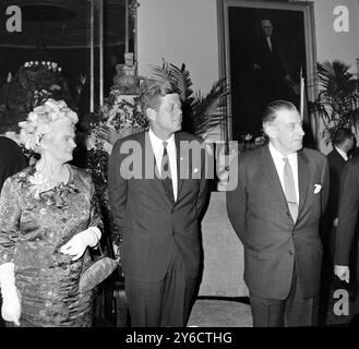 SEAN LEMASS CON LA MOGLIE KATHLEEN E IL PRESIDENTE JOHN F KENNEDY A WASHINGTON; 18 OTTOBRE 1963 Foto Stock