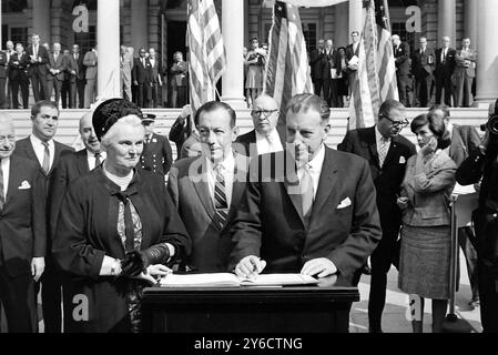 IL PREMIER IRLANDESE SEAN LEMASS CON LA MOGLIE KATHLEEN E ROBERT WAGNER A NEW YORK / ; 18 OTTOBRE 1963 Foto Stock