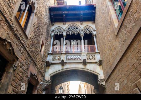 Il Pont del Bisbe, un ponte gotico costruito nel 1928 che collega il Palau de la Generalitat con la Casa dei Canonici nel quartiere gotico Foto Stock