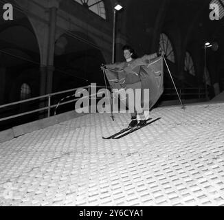 VISTA SULLA PISTA DA SCI DI ALEXANDRA PALACE A LONDRA; 3 OTTOBRE 1963 Foto Stock