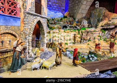 Presepe di Natale. Presepe finemente realizzato con statuette raffiguranti la nascita di Gesù, a simboleggiare il significato religioso di CH Foto Stock